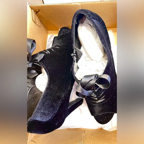 Kelly and Katie Black Heels with Peep Toe Size 8 - Picture 12 of 14